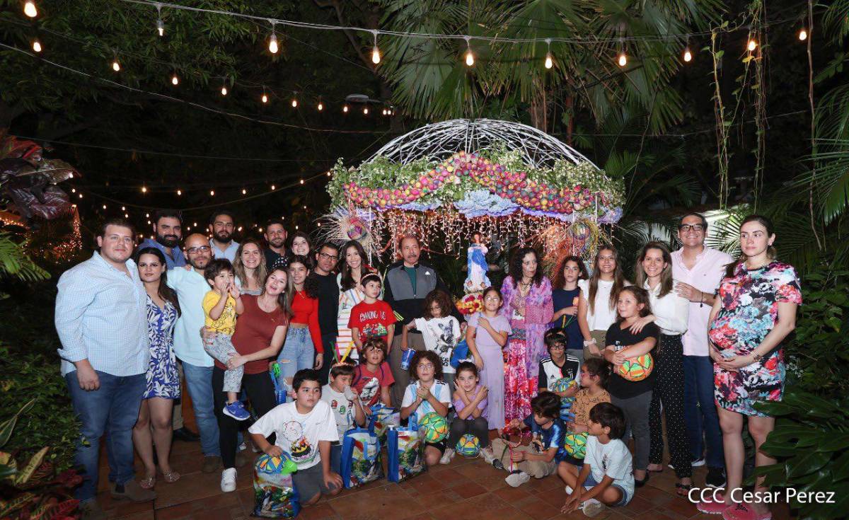 Ortega y Murillo junto a sus hijos y nietos en la celebración de la tradicional Gritería.