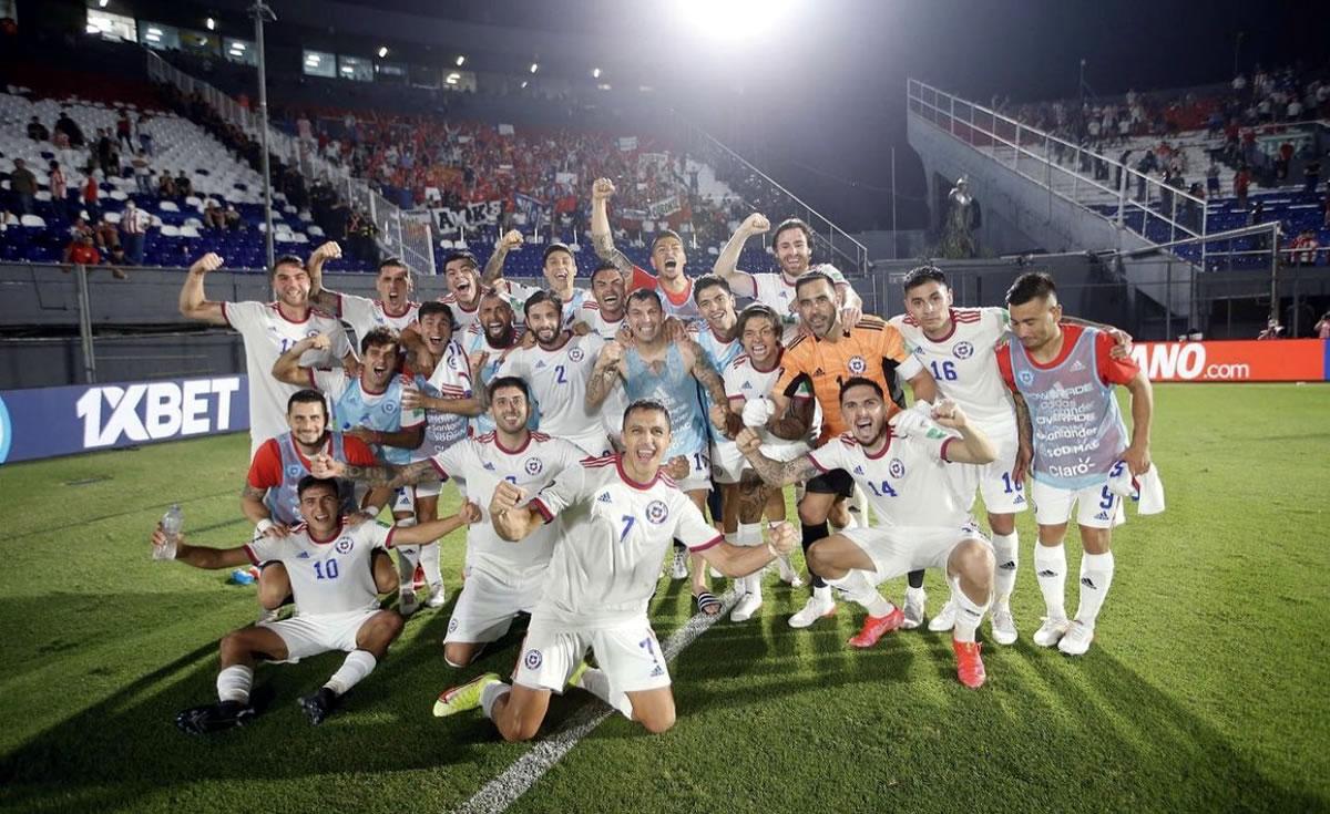 La celebración de los futbolistas de Chile al final del partido.
