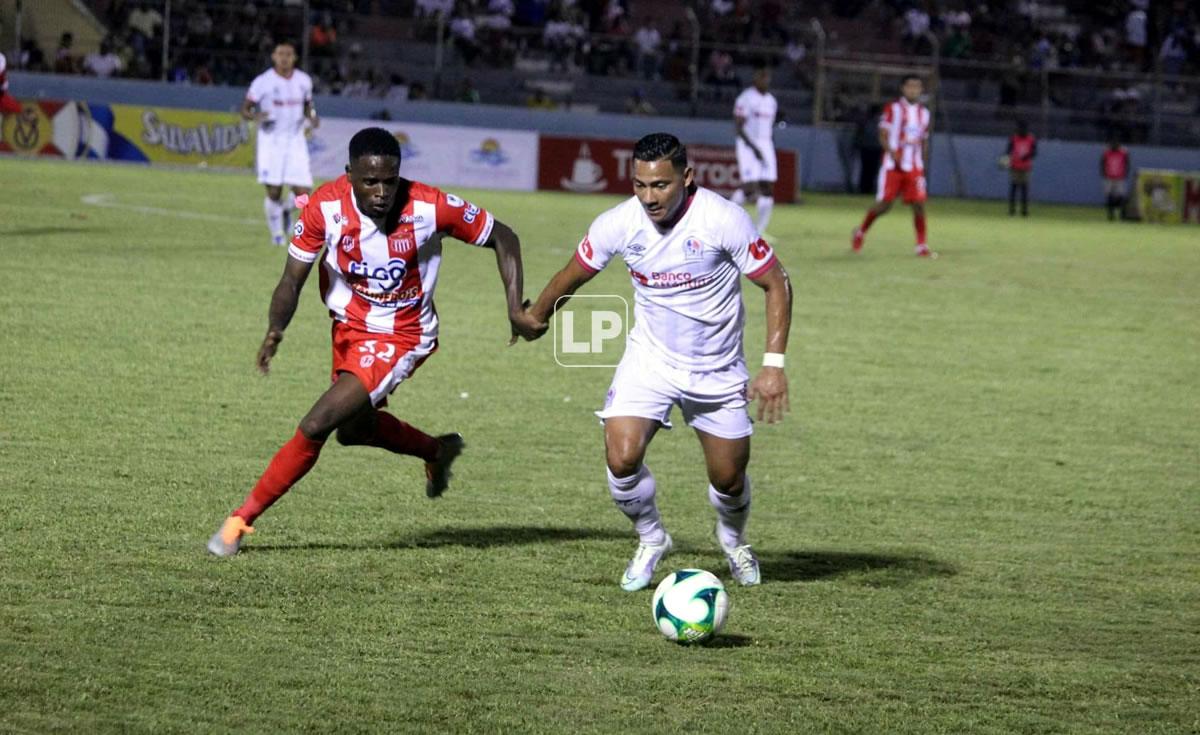 Carlos Sánchez y Marvin Bernárdez en plena disputa por el balón.