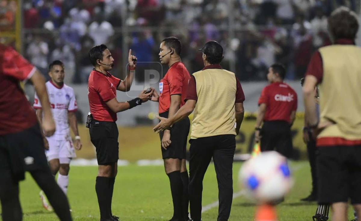 Said Martínez en el momento que le entrega al cuarto árbitro unas de las piedras lanzadas por los seguidores del Real España.