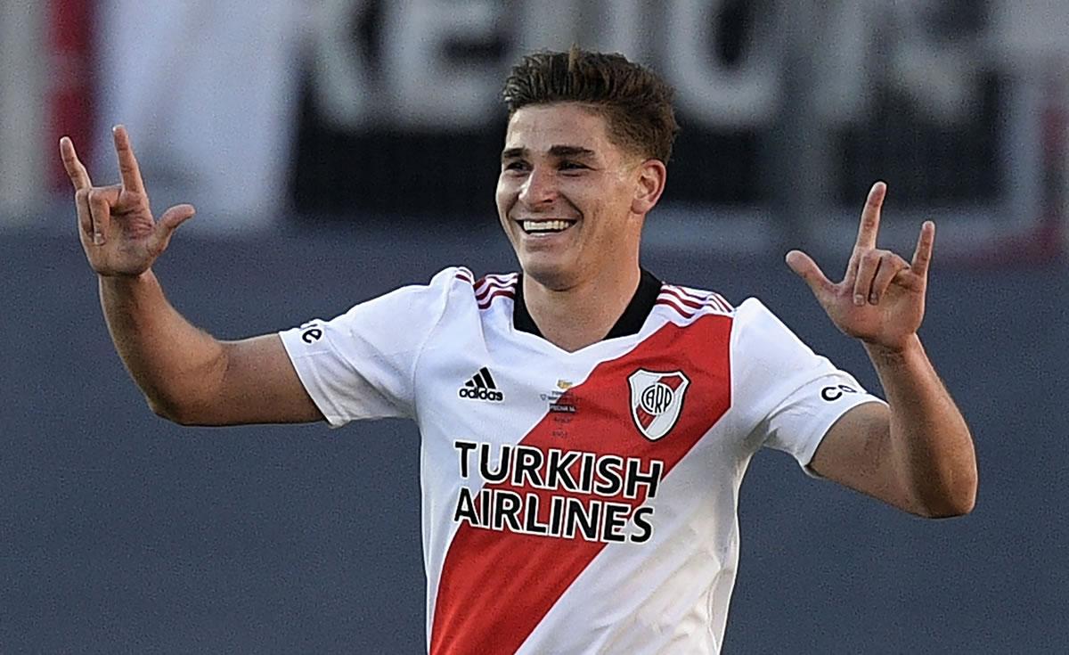 La celebración de Julián Álvarez tras uno de sus goles.