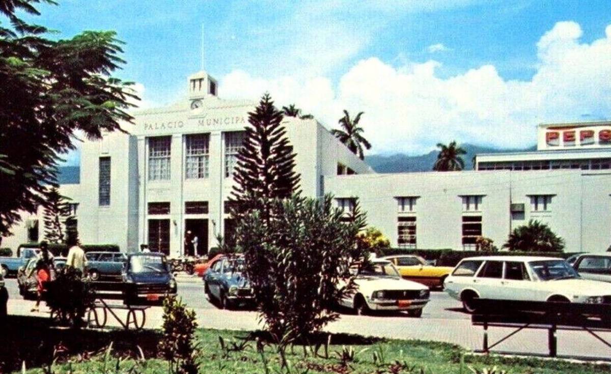 Una foto de archivo de carros frente al Palacio Municipal de San Pedro Sula.