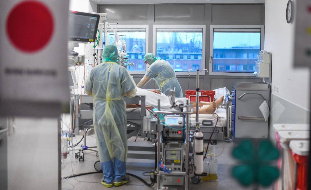 OMS prevé “gran número” de hospitalizaciones, aunque ómicron sea menos peligrosa