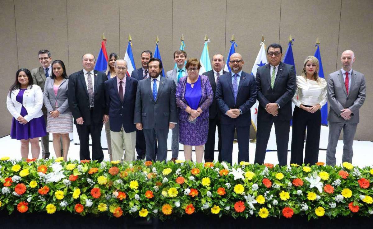 Doris Gutiérrez (centro) representó a Honduras en el foro. Foto: SICA.