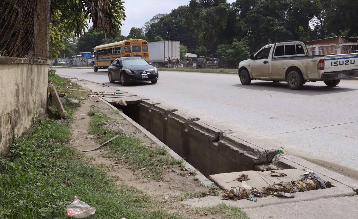 Peligro en la 27 calle por falta de tapaderas en canal de aguas lluvias