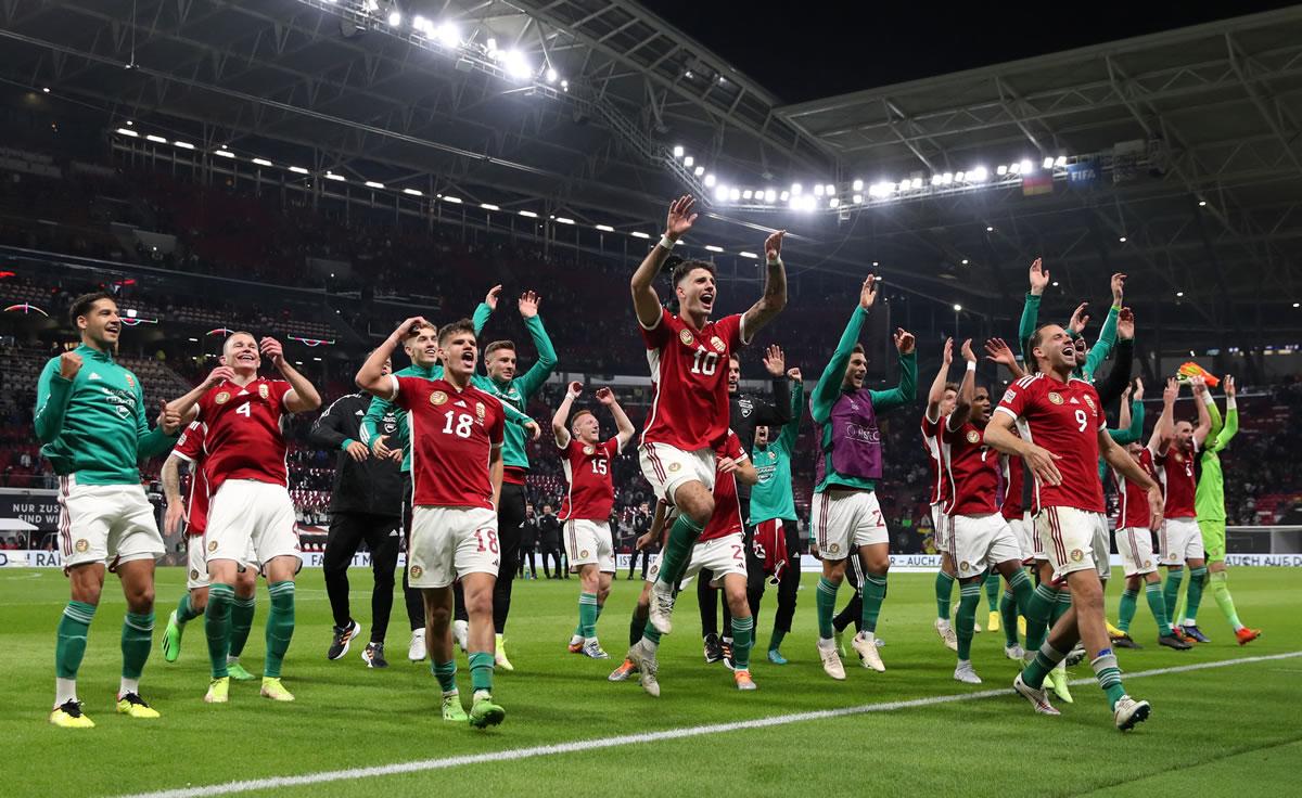 Los húngaros celebrando su triunfo histórico en Leipzig, Alemania.