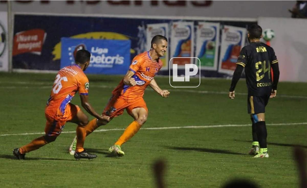 Oliver Morzán celebrando su gol que adelantó a la UPN.