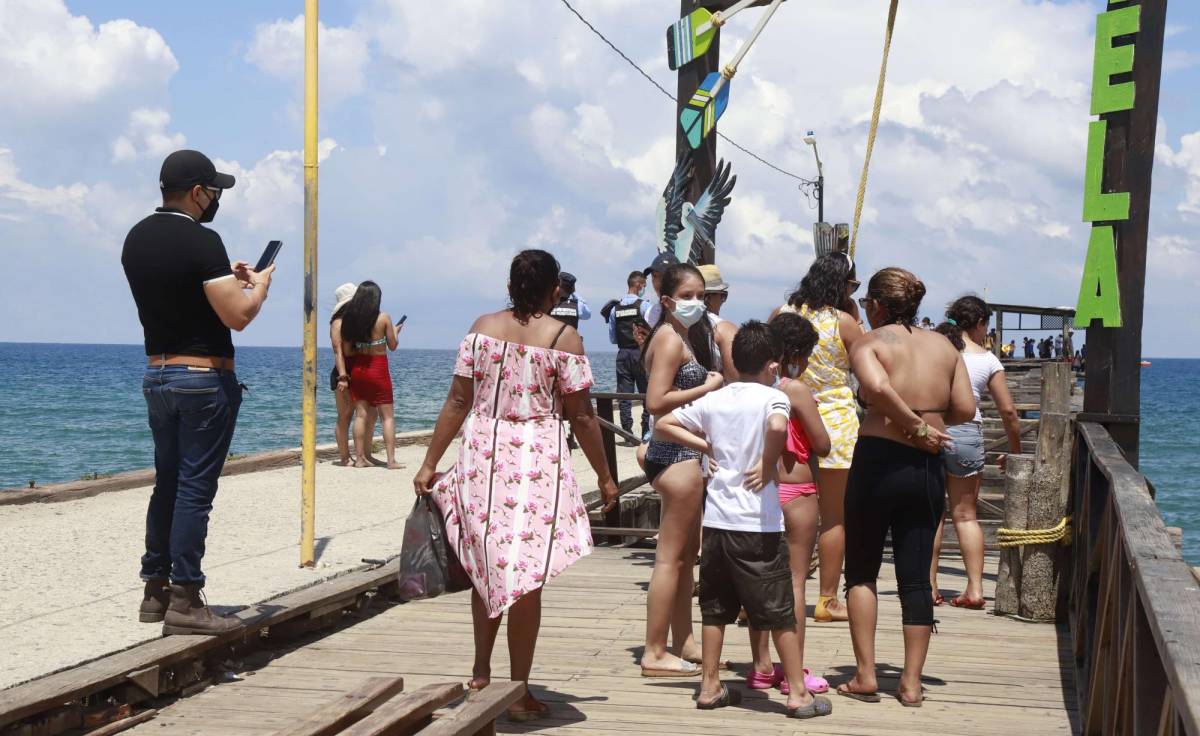 Hondureños ya disfrutan del feriadón en las playas de Tela