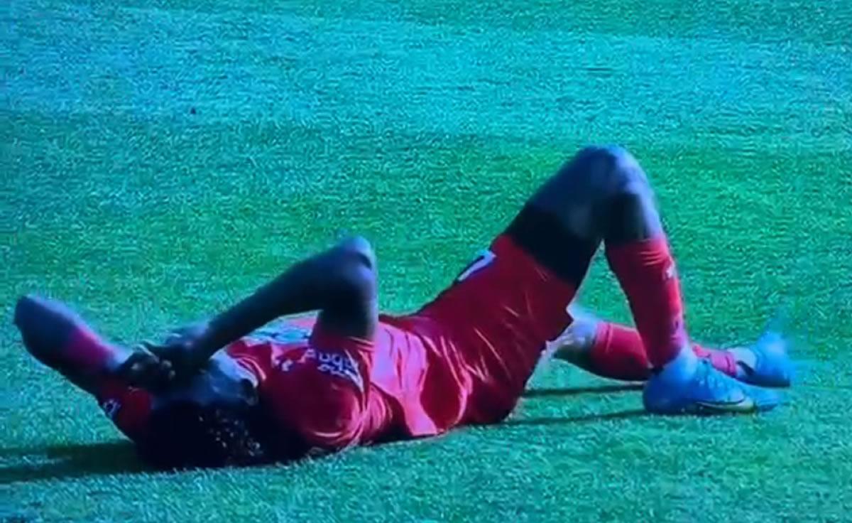 Douglas Martínez se llevó las manos al rostro tras el golpe que recibió en una jugada en el centro del campo.