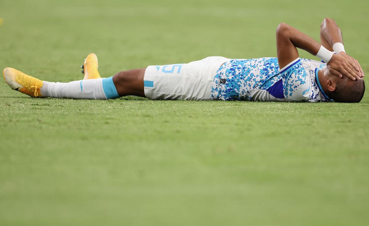 El defensa hondureño se llevó las manos al rostro al sentir que no podía seguir jugando.