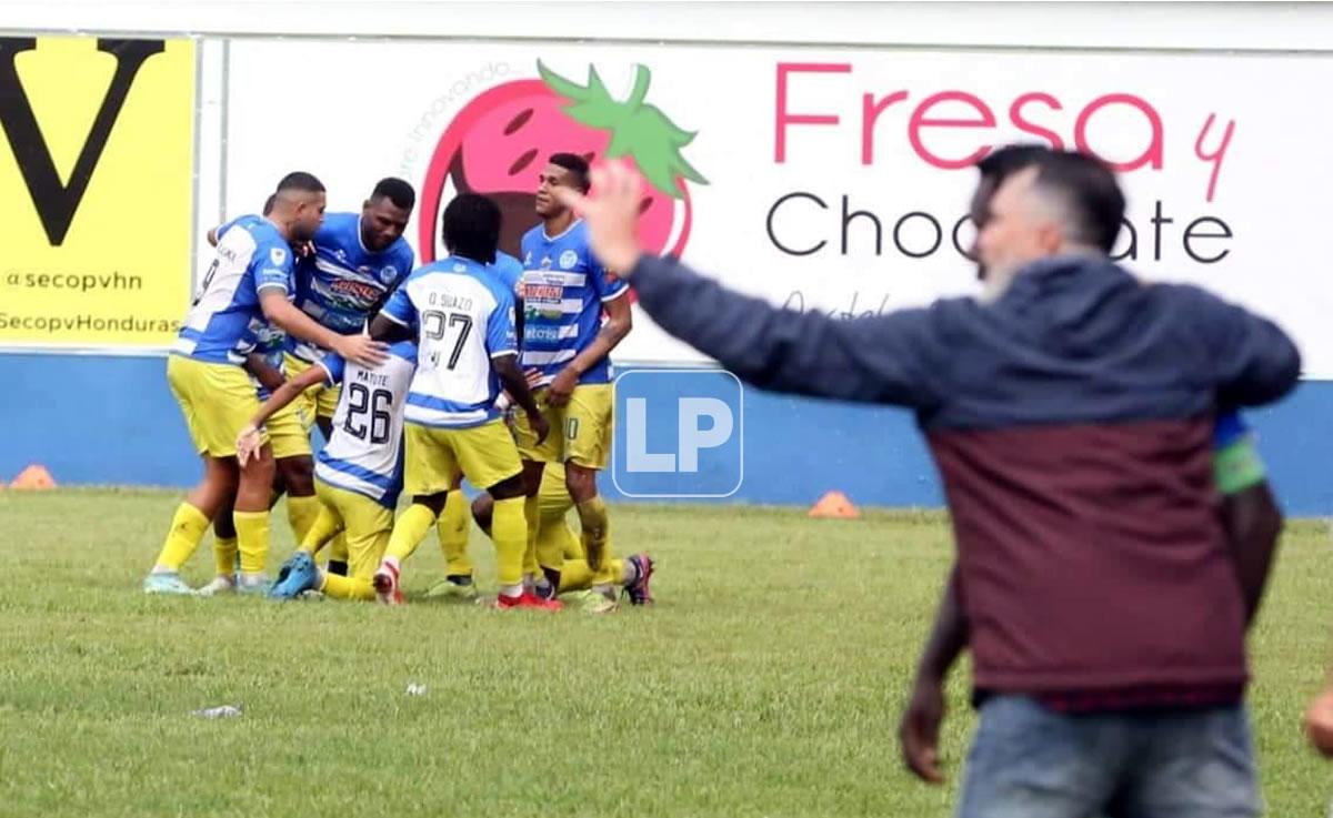 Jugadores del Victoria celebrando el gol del empate marcado por Yaudel Lahera.