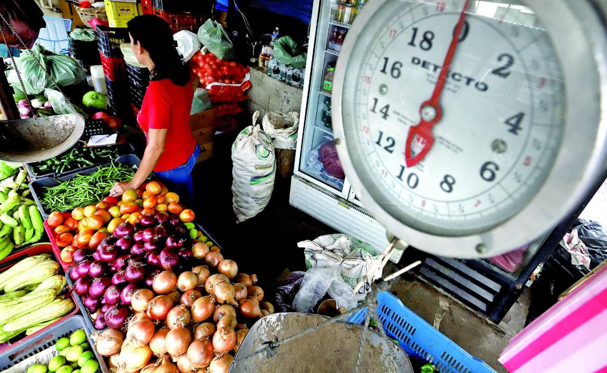 Verduras continúan al alza en mercados sampedranos