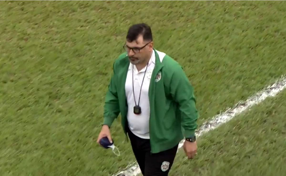 El ‘Tato’ García se fue muy molesto del campo tras ser expulsado.