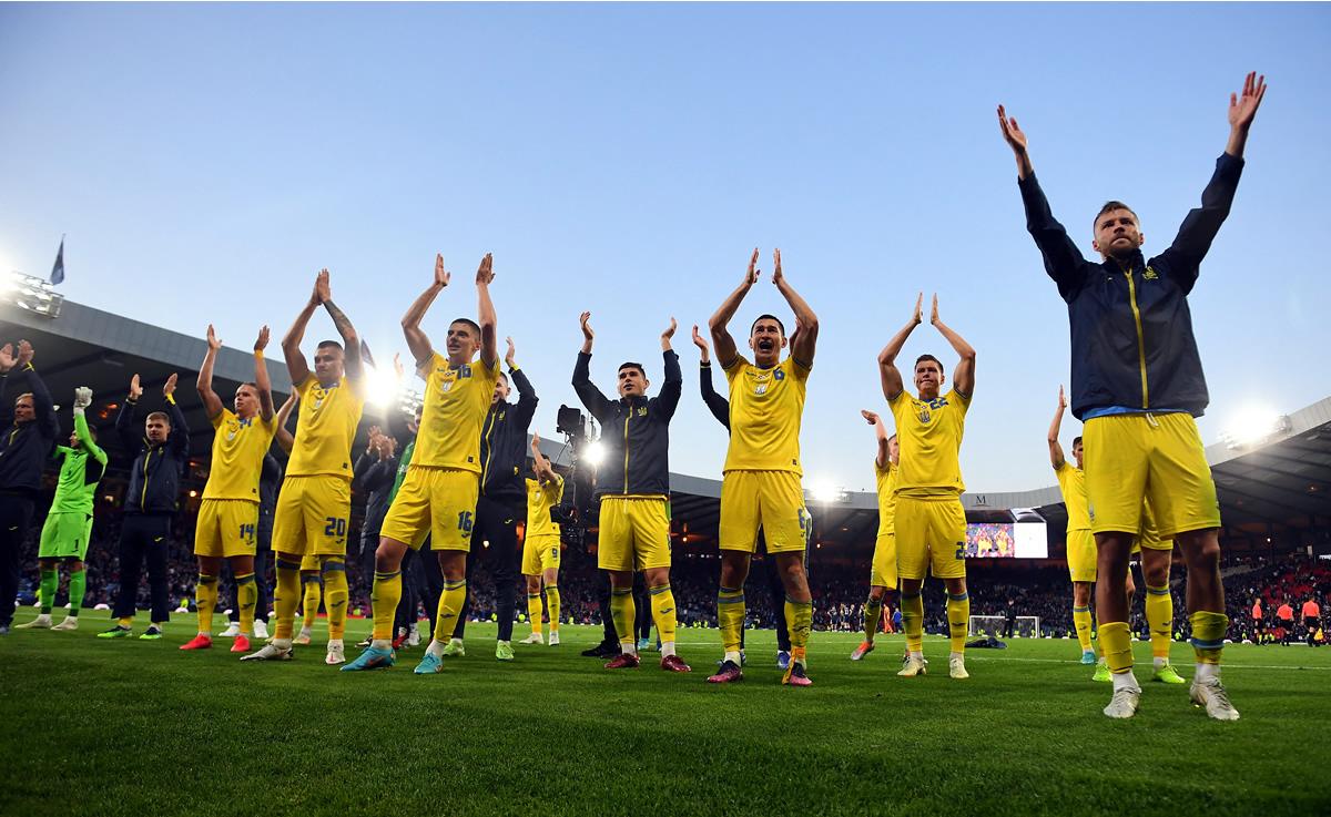Los jugadores ucranianos celebrando su victoria en Escocia.