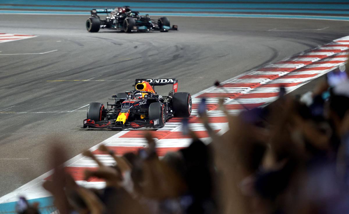 Max Verstappen a punto de cruzar la línea de meta seguido por el piloto británico de Mercedes, Lewis Hamilton.