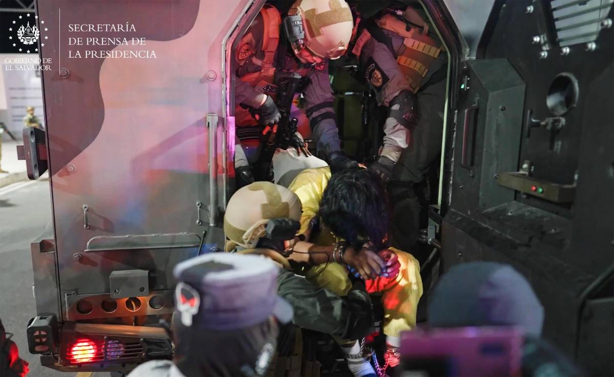 El Salvador recibe los primeros deportados de EEUU para ser encarcelados