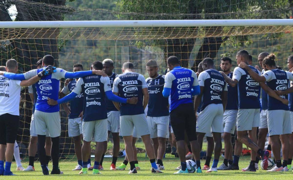 Jugadores de Honduras en el momento que realizaron una oración previo al inicio de la práctica.