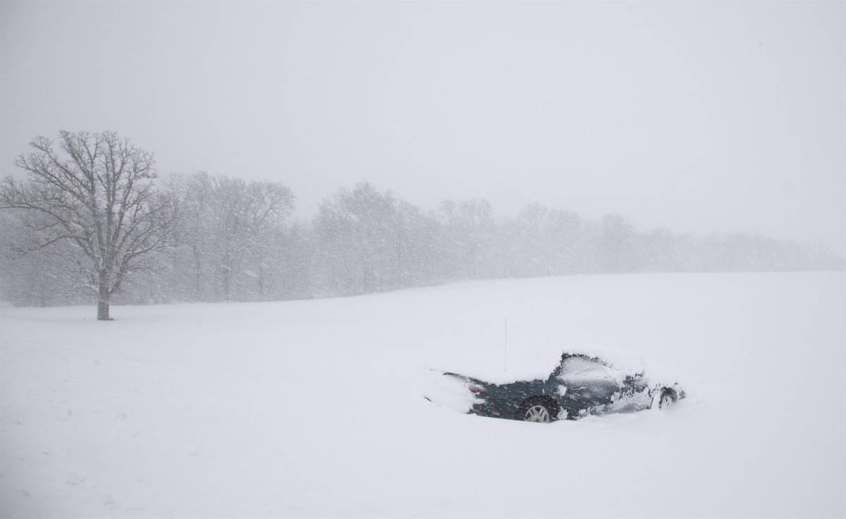 Miles de vuelos cancelados por la tormenta de nieve que azota el noreste de Estados Unidos