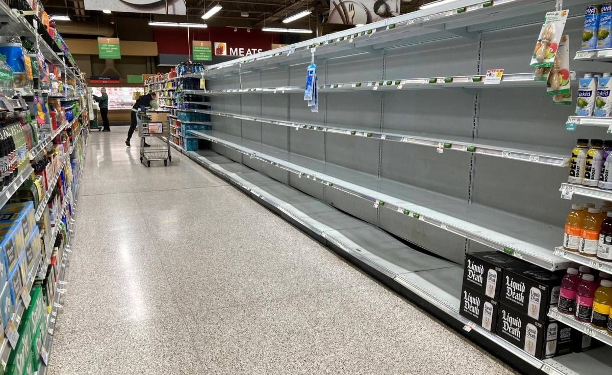 Los residentes de Florida hacían largas colas en los supermercados y gasolineras para comprar productos de primera necesidad ante la llegada de Ian.