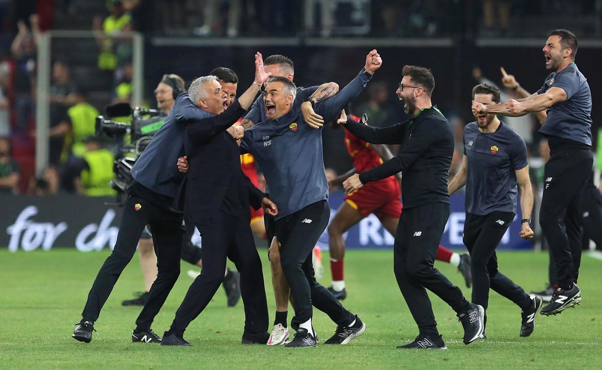 José Mourinho enloqueció en los festejos de la Roma.