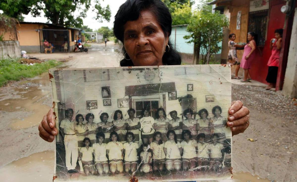 La historia de doña Antonia Lara se resume en fútbol. Y es que esta limeña se ha dejado la vida por este deporte.