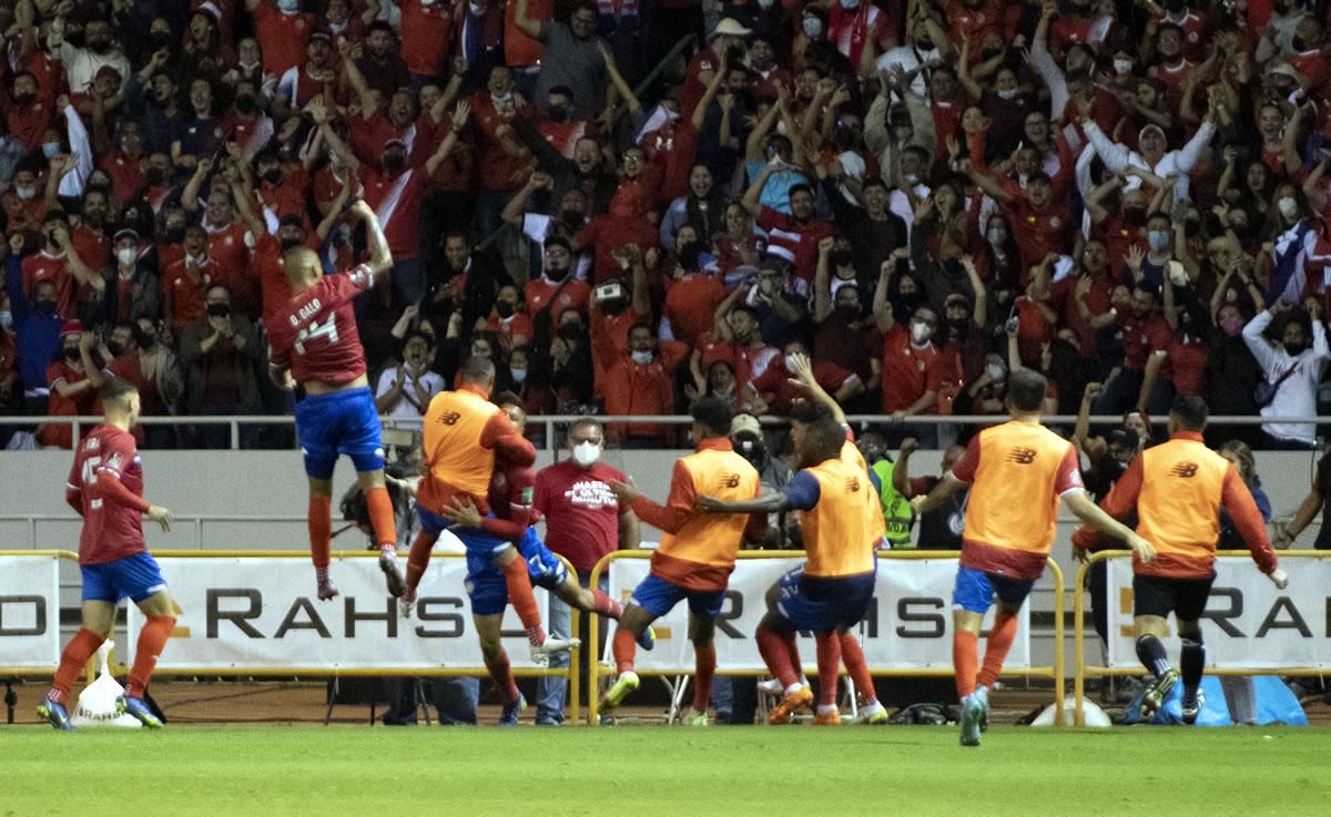 Los ticos festejan el gol de Anthony Contreras.