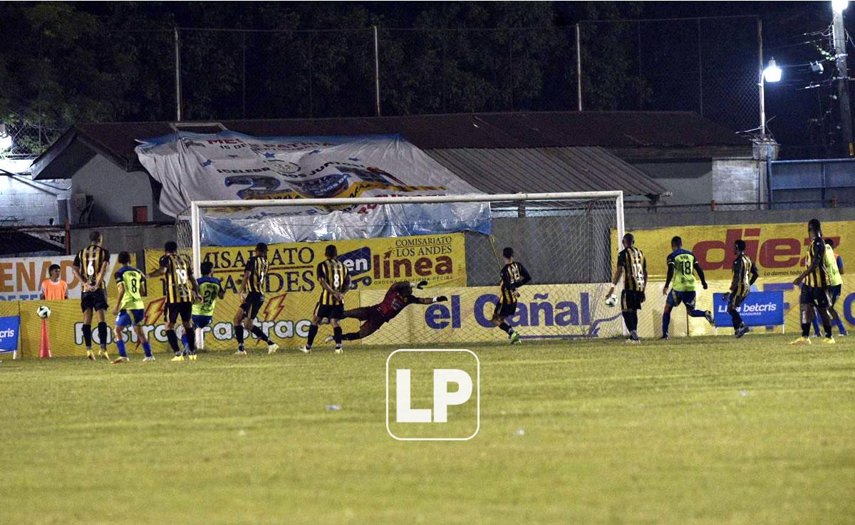 Luis ‘Buba‘ López voló, pero no pudo parar el disparo de Christian Altamirano en el segundo tanto de los olanchanos.