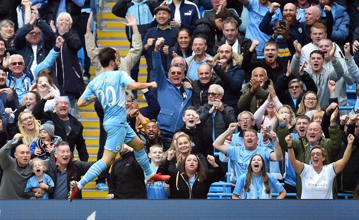 Bernardo Silva celebrando su gol y la afición también festeja.