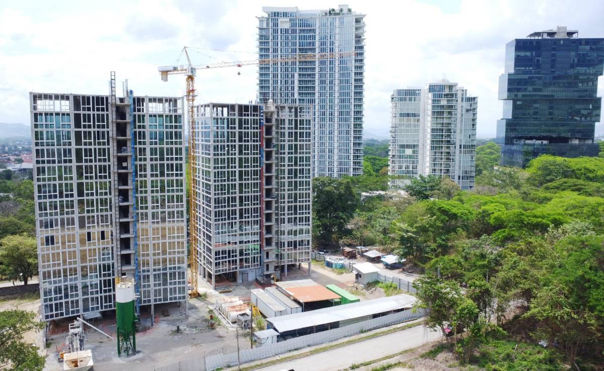 En San Pedro Sula hay dos torres que cuentan con 32 y 35 pisos en el noroeste, pero se espera torres aún más altas.