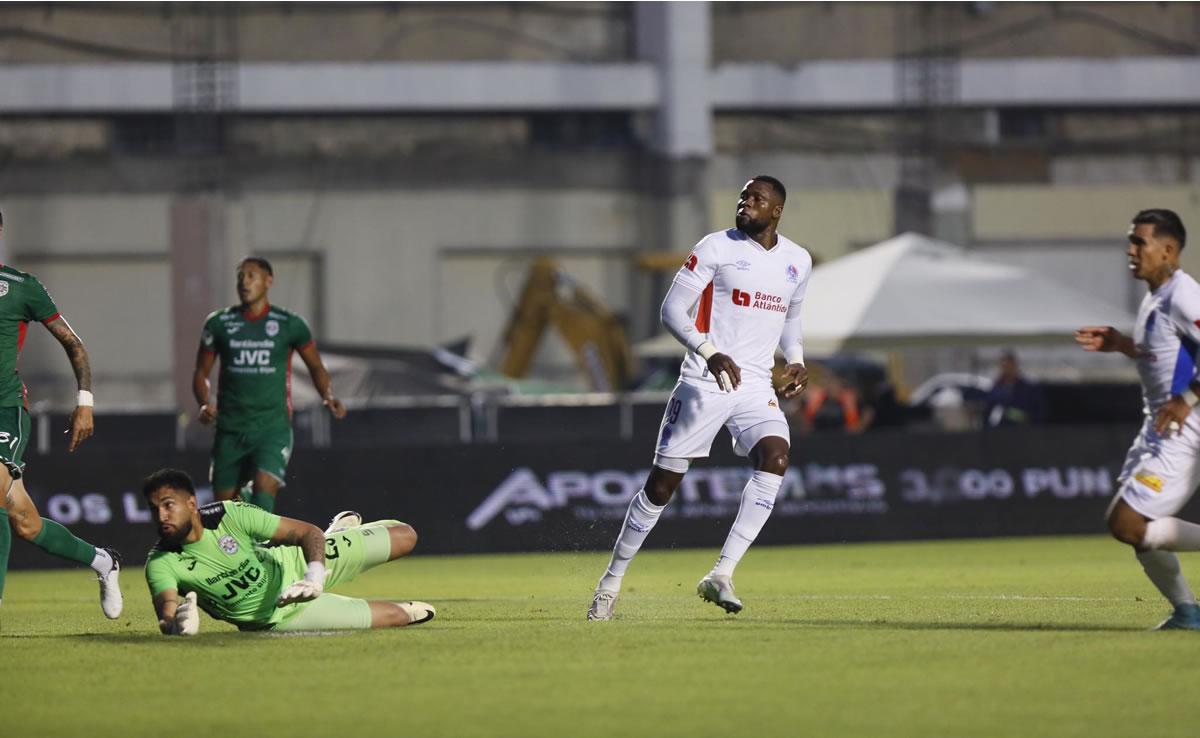 César Samudio no pudo parar el disparo de Yustin Arboleda.