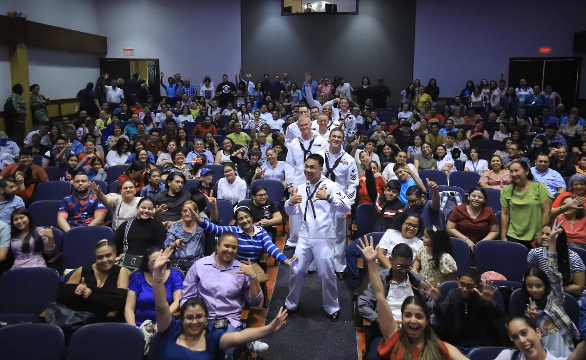 La Banda de la Fuerza de la Flota de los EUA deleita a sampedranos