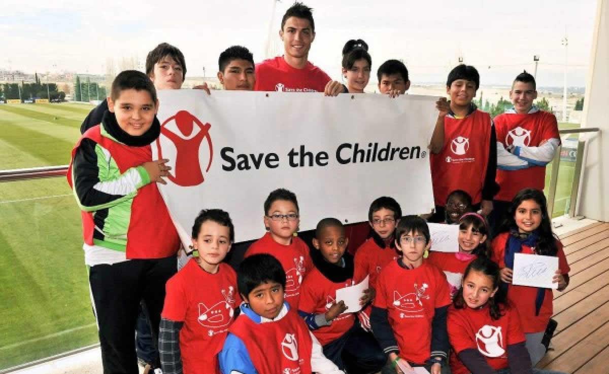 CR7 posando con niños de la organización Save the Children.