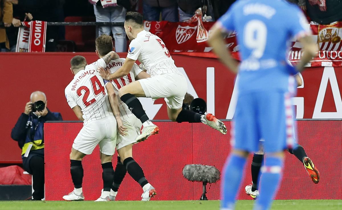 Los jugadores del Sevilla celebran el golazo de Rakitic.