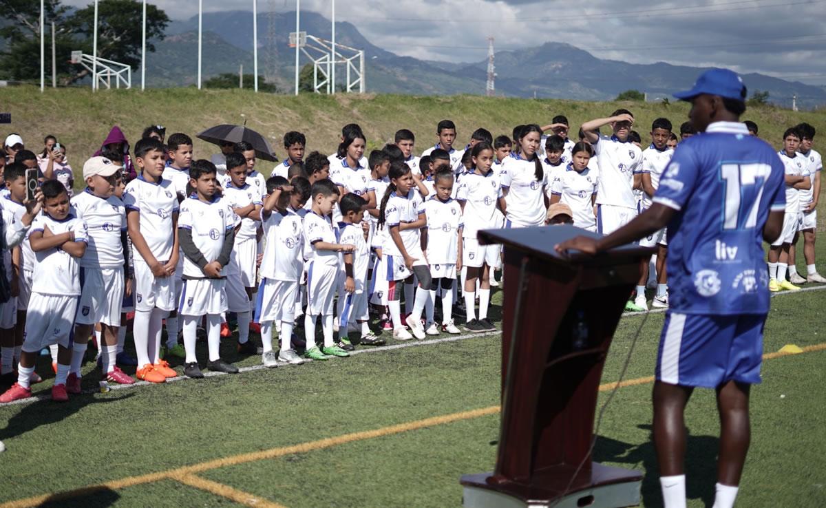 Alberth Elis le habló a los niños durante la inauguración de la clínica deportiva en La Paz.