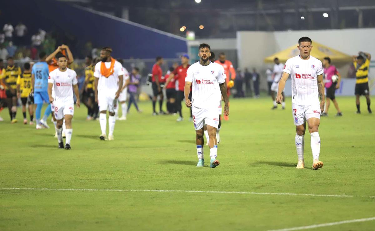 Los rostros tristes de los jugadores del Olimpia tras la derrota.