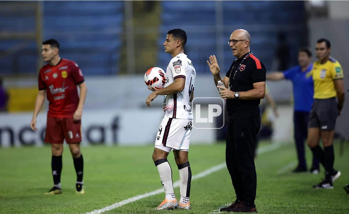 Fabián Coito durante el partido de ida de semifinales contra el Real España.