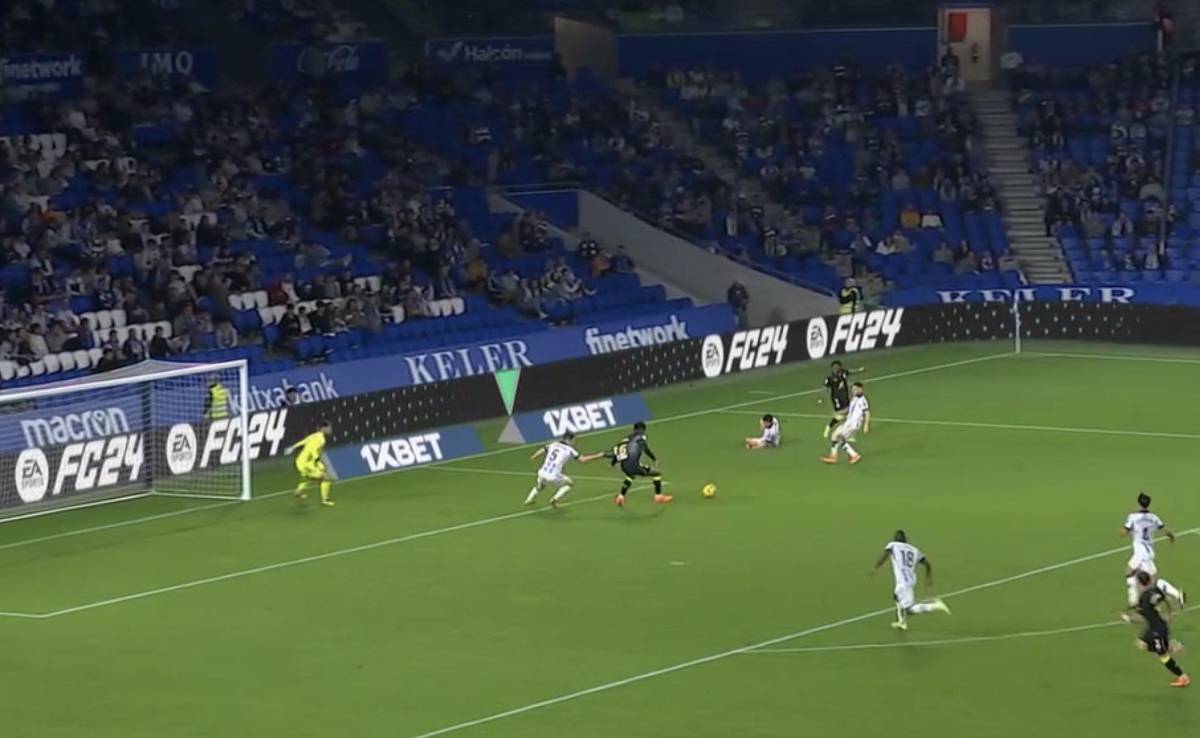 Choco Lozano fue sujetado dentro del área por Zubeldía de la Real Sociedad. Fue penal a favor del Almería y roja para el jugador del cuadro local.