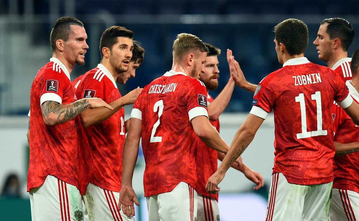 Jugadores de Rusia festejan uno de los goles contra Chipre.