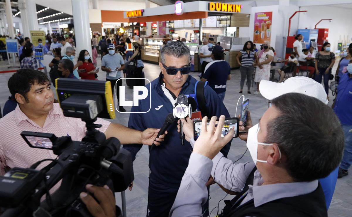 El seleccionador de Honduras compareció ante los medios de comunicación antes del viaje a Miami.