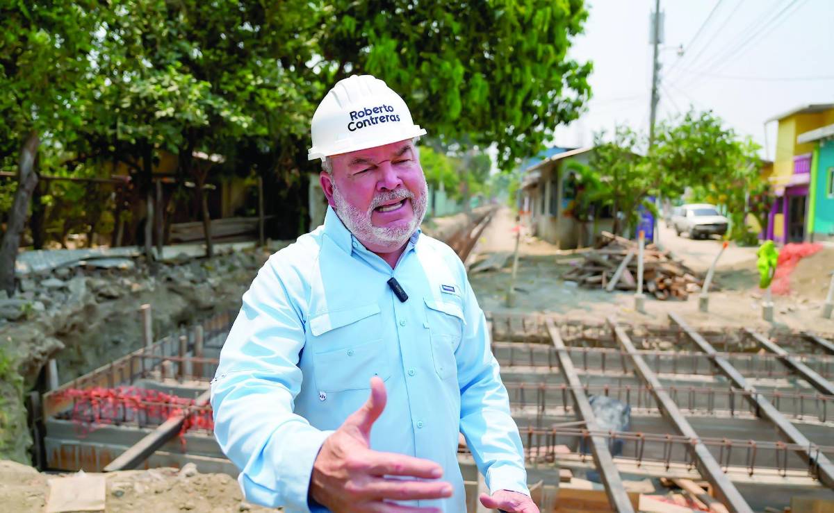 El alcalde Roberto Contreras supervisó la construcción del colector y se pronunció sobre sus aspiraciones políticas locales y nacionales.