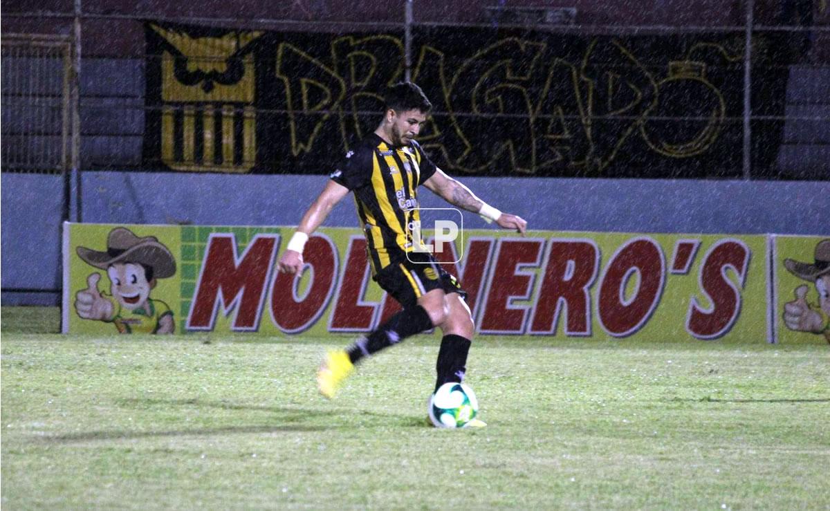 El lanzamiento de penal de Pedro Báez para el 0-2 de los aurinegros.