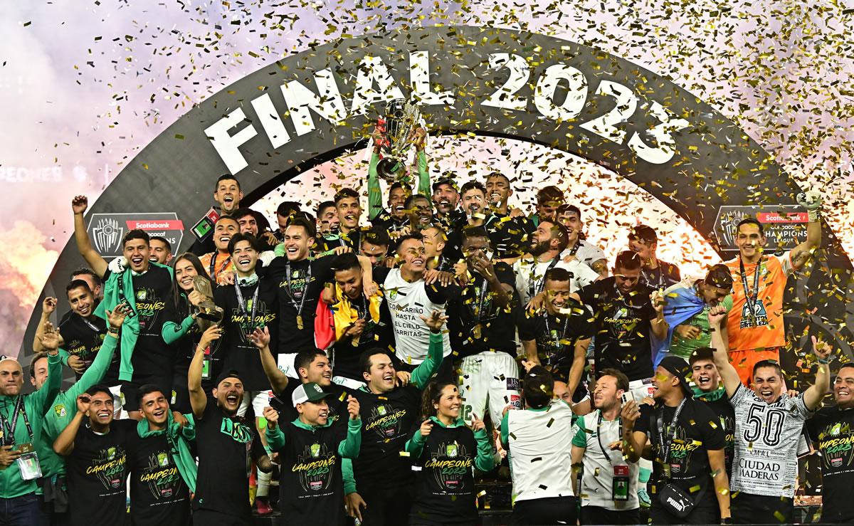 Los jugadores del Club León celebran el título de campeones de la Concachampions.