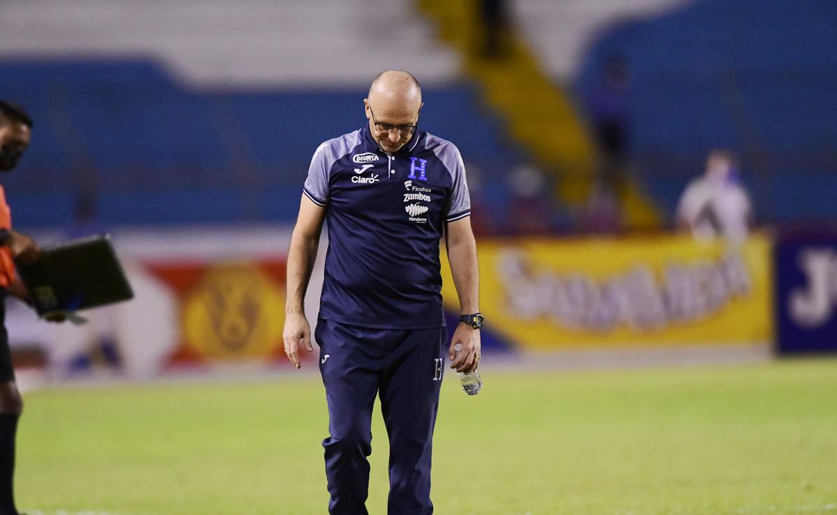 Fabián Coito en su último partido al frente de la Selección de Honduras. La derrota ante Jamaica le pasó factura.