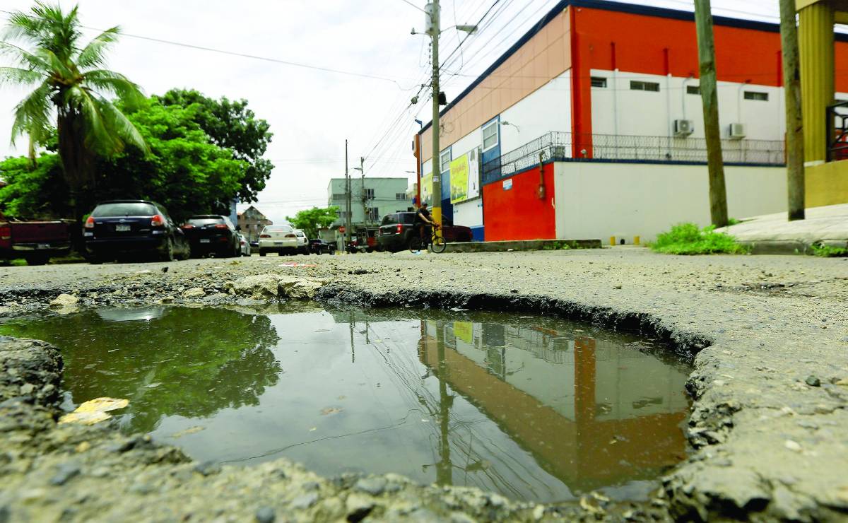 Los sampedranos solicitan a las autoridades que atiendan el problema para evitar que los carros comiencen a dañarse.