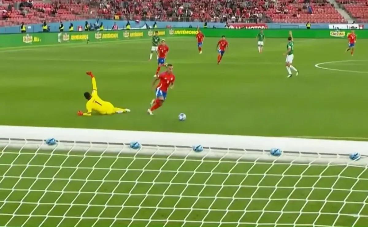 Eduardo Vargas no se paró pese a la grave lesión que sufrió el portero Carlos Lampe de Bolivia.