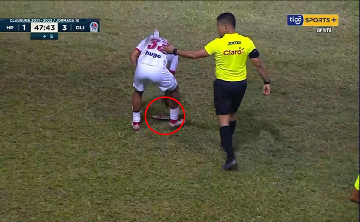 Michaell Chirinos recogió la botella de refresco que le tiraron desde las gradas.