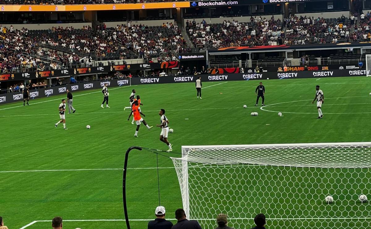 Jugadores del Real Madrid en los ejercicios de calentamiento.