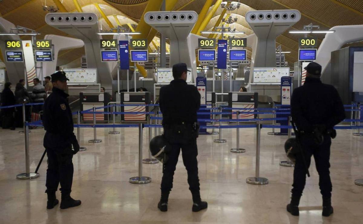 Piden que puedan entrar en España solicitantes de asilo hacinados en aeropuerto