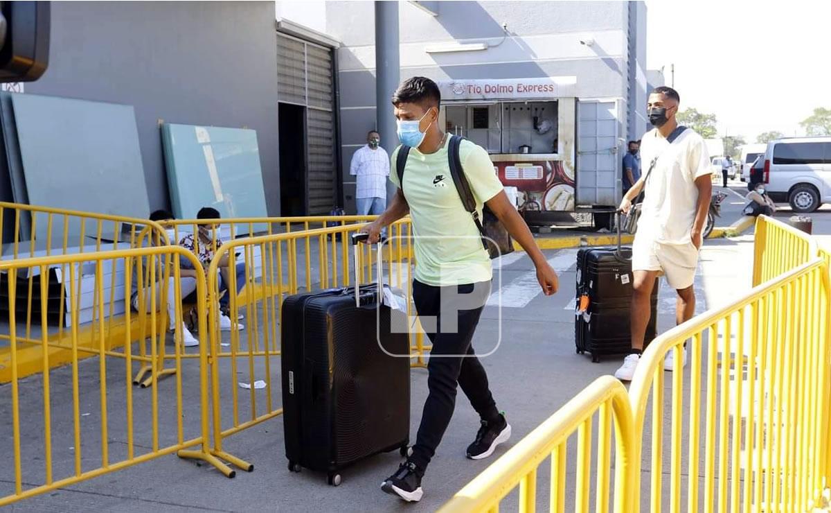 Bryan Moya y Rigo Rivas al momento de llegar al aeropuerto Ramón Villeda Morales.