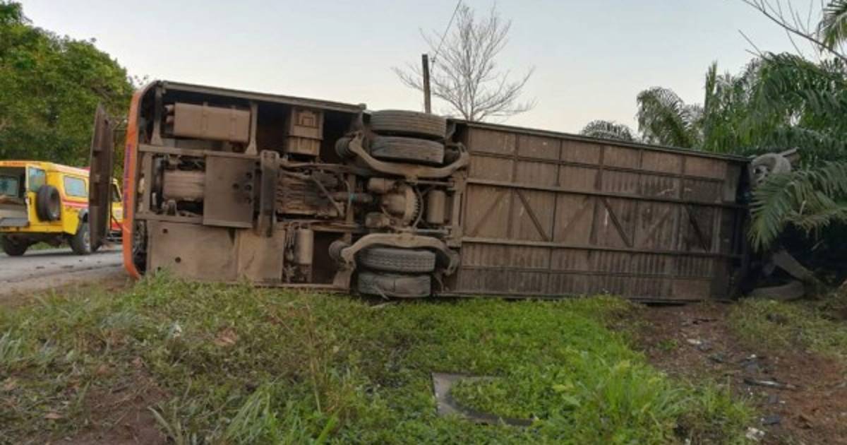 Un muerto y 17 heridos deja accidente de bus en Tela